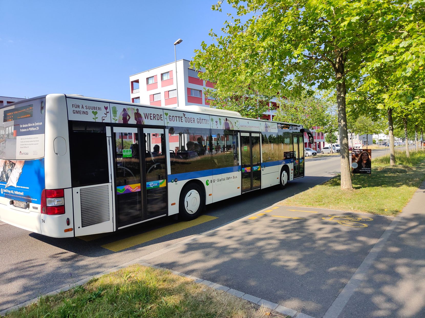Ein Bus der Verkehrsbetriebe Glattal, an dem eine Werbekampagne prangt.
